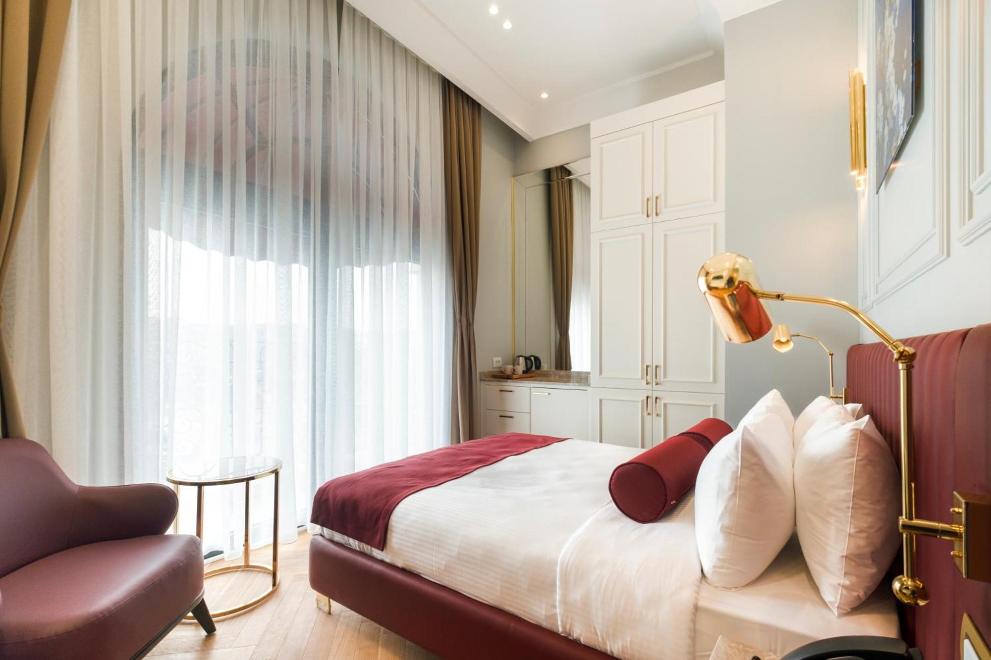 Hotel New Old Town 4*